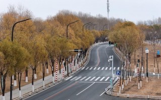 短视频剪辑班线上 长春遭遇大雪：学校停课班车停运，打不到车的市民走路回家