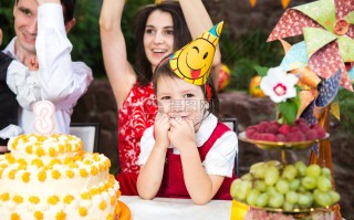 制作生日展台短视频 如何拍摄孩子们的生日派对