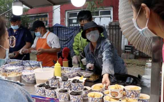 上饶短视频制作报价 江西三名脑瘫少年摆摊卖大蒜一天赚45元，拍摄者：每天凌晨起床准备摆摊，赚得不多，但生活更乐观了